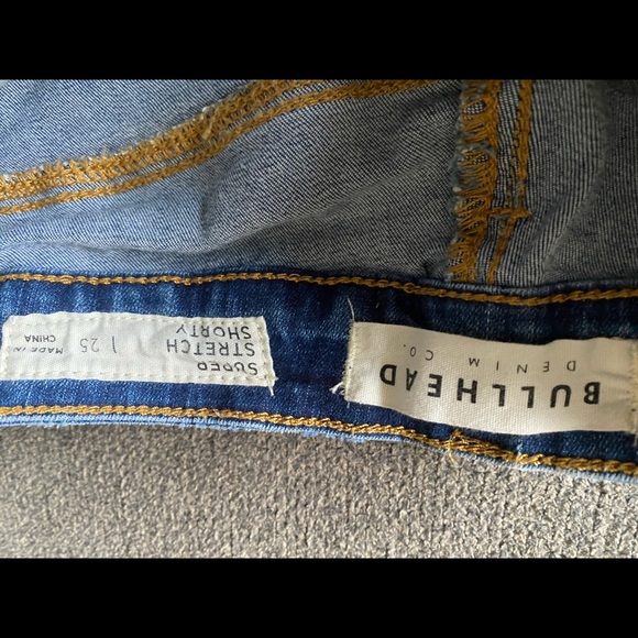 Blue jean shorts size 25 waist juniors. - Picture 3 of 3